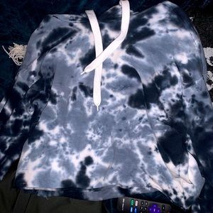 LIKE NEW BLUE BLACK AND WHITE SLIGHTLY CROPPED HOODIE SIZE MEDIUM